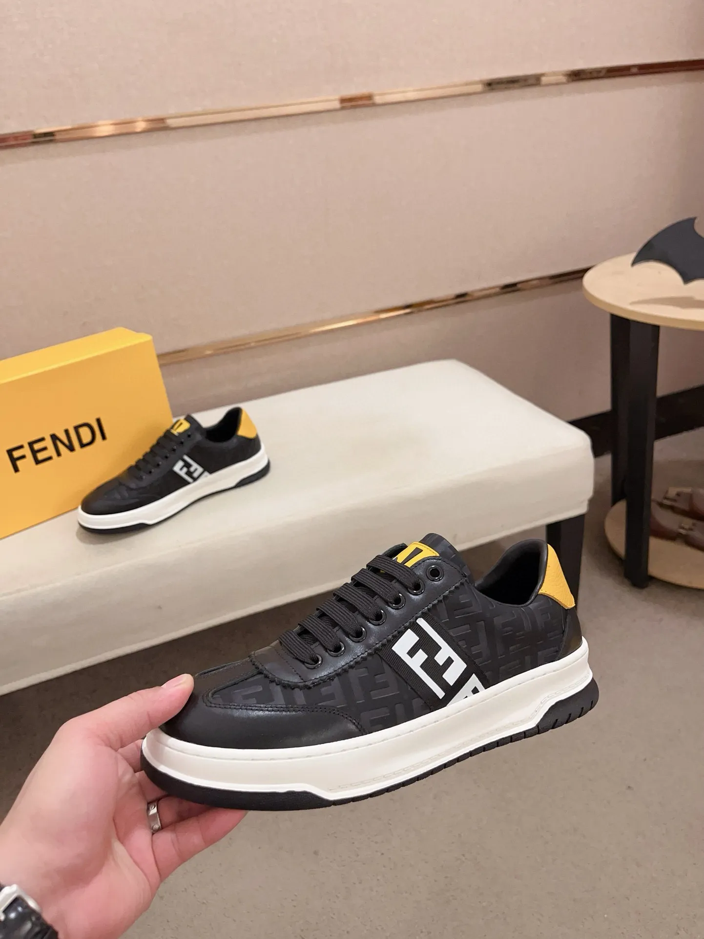 Men's shoes💰: 400💰[Fendi] Fendi's latest casual shoes for men! Available at counters simultaneously! A one-to-one replica of the original. All imported official website one-to-one cowhide fabric. The interior is made of top-grade sheepskin, and the original factory-supplied rubber outsole is used. Leading new fashion concepts. Matching code: 38-44. (can be customized for 45 non-refundable)